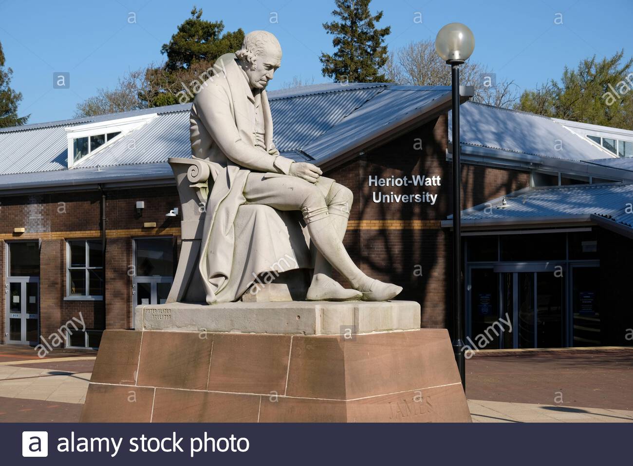 James Watt schottischer Erfinder, Skulptur vor dem Haupteingang des Heriot-Watt University Campus, Edinburgh Campus, Riccarton, Edinburgh, Schottland Stockfoto