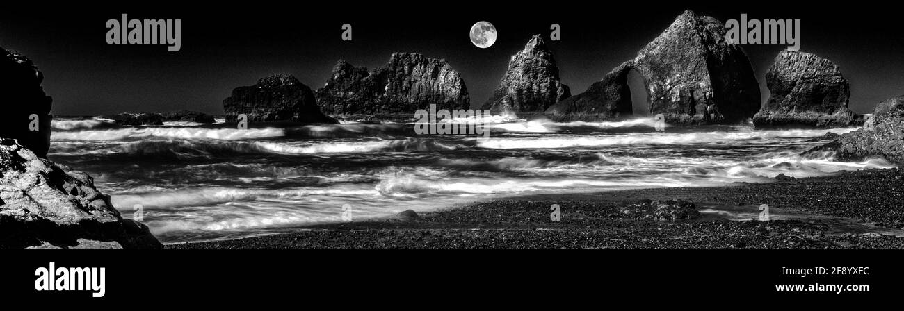 Schwarz-weiße Landschaft mit Felsformationen am Meer und Pazifikküste, Oregon, USA Stockfoto