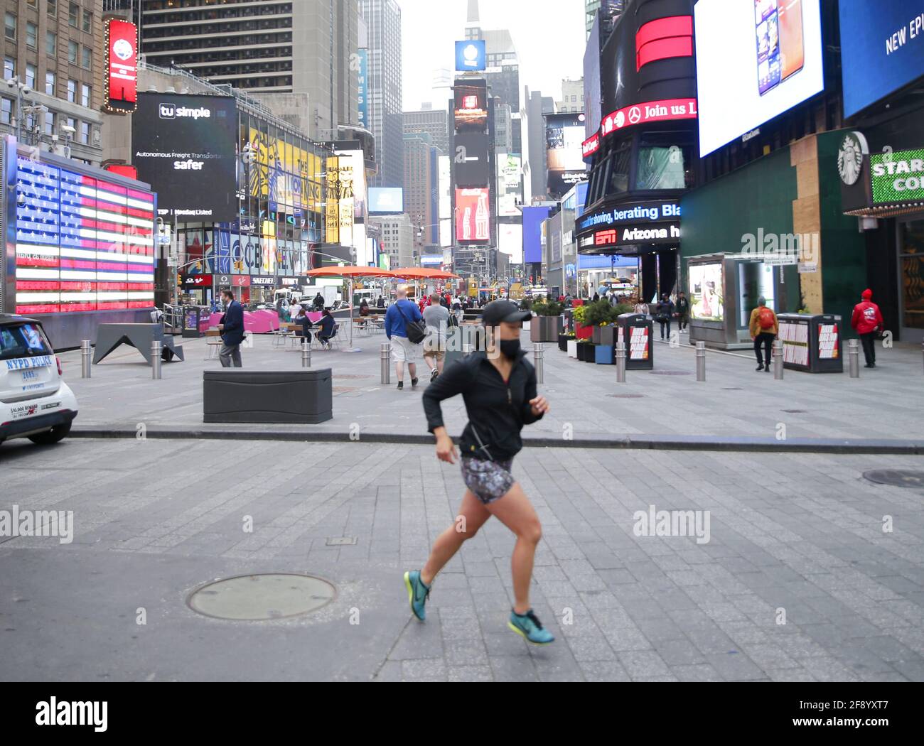 New York, Usa. April 2021. Ein Läufer joggt am Donnerstag, den 15. April 2021, durch den Times Square in New York City. Foto von John Angelillo/UPI Credit: UPI/Alamy Live News Stockfoto