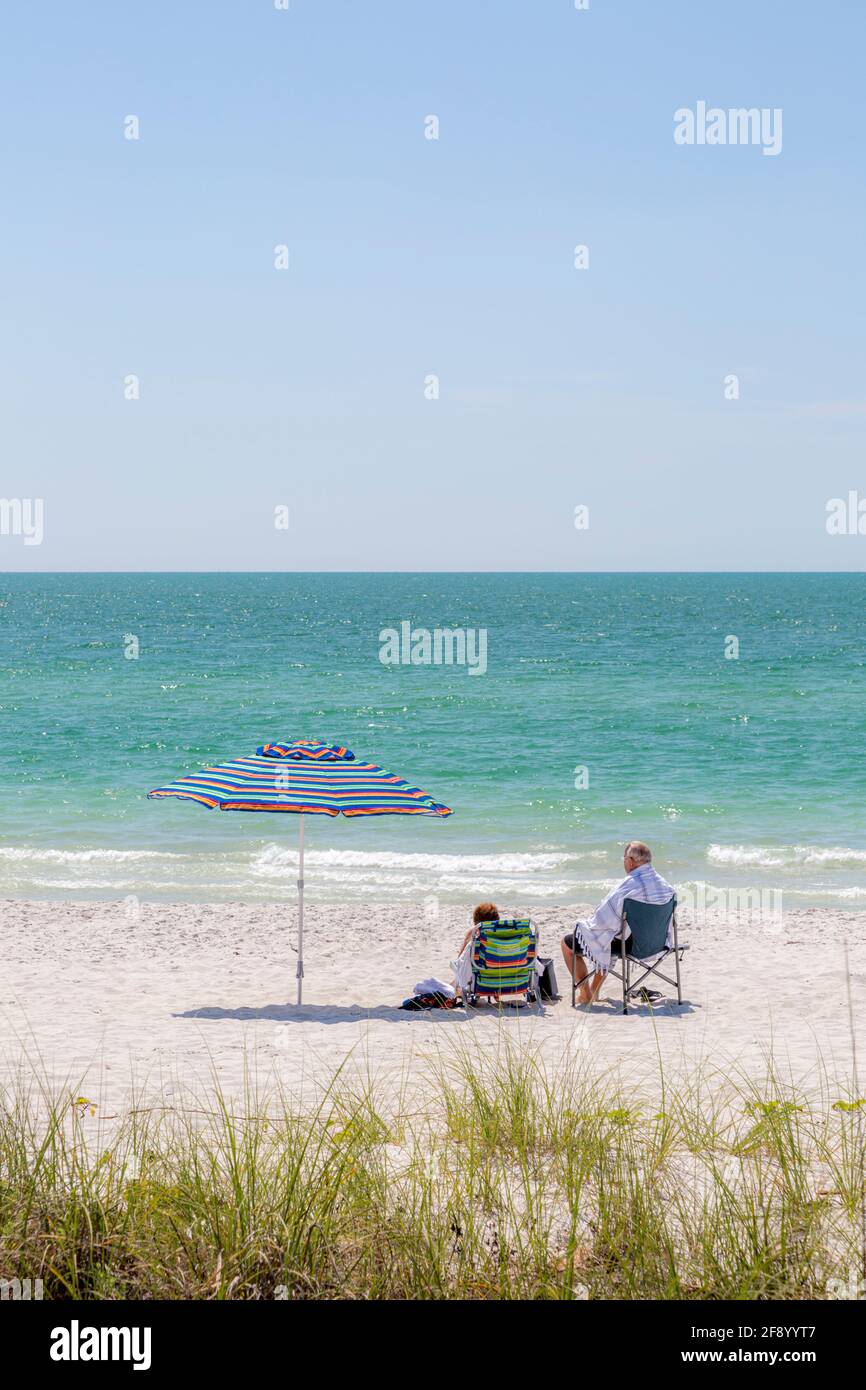Pärchen entspannen am Strand am Golf von Mexiko, Neapel, Florida, USA Stockfoto