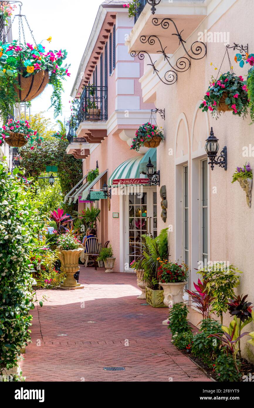 Blick auf Brambles - englischer Teesalon entlang der 'Rue des Fleurs' Gasse in Naples, Florida, USA Stockfoto