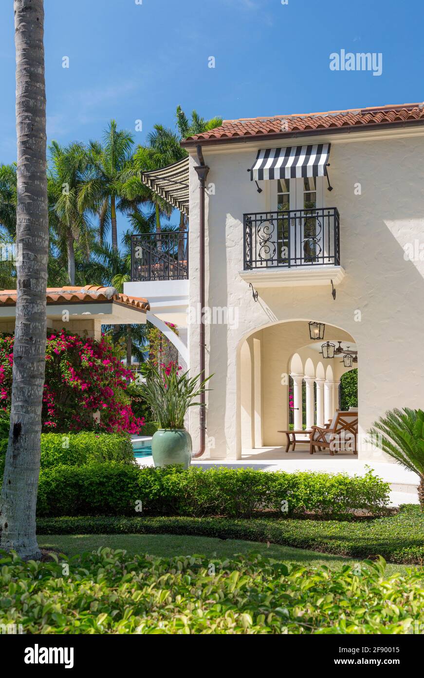 Seitenansicht und hintere Veranda zum Luxushaus in Naples, Florida, USA Stockfoto
