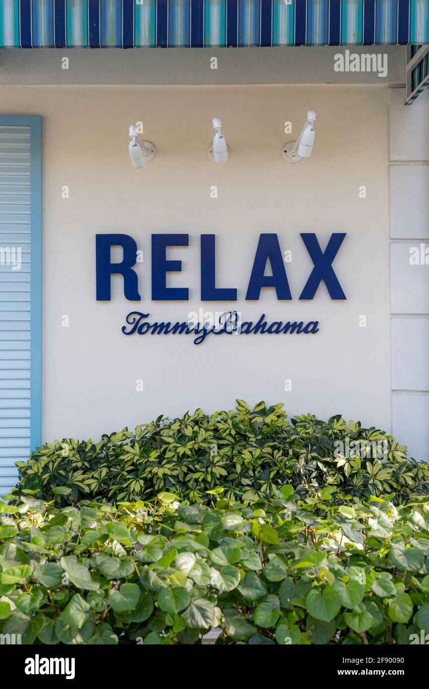 Entspannen Sie sich - Tommy Bahama Wandschild auf Shop in 3rd Street Shopping District, Naples, Florida, USA Stockfoto