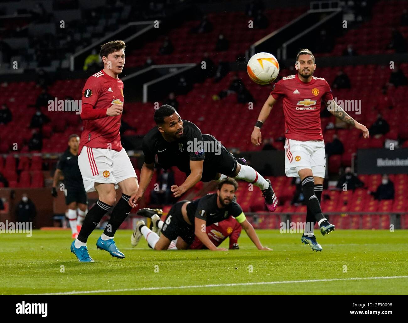 Manchester, Großbritannien. April 2021. Yangel Herrera aus Granada trifft sich vor Victor Lindelof aus Manchester United, um während des UEFA Europa League-Spiels in Old Trafford, Manchester, einen Sprungball zu schaffen. Bildnachweis sollte lauten: Andrew Yates/Sportimage Kredit: Sportimage/Alamy Live News Stockfoto