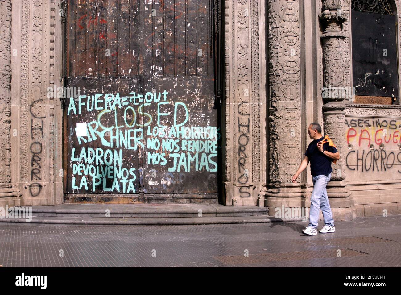 Graffiti auf einer versperrten Bank in Buenos Aires, Argentinien während des Zahlungsausfalls von 2001 Stockfoto
