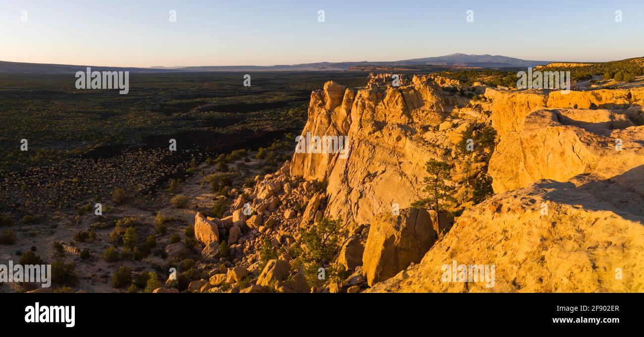 Malerische Aussicht auf Sandstone Bluffs bei Sonnenuntergang, New Mexico, USA Stockfoto