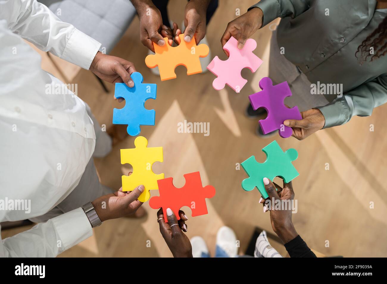 African American People Hände Halten Bunte Puzzle Stockfoto