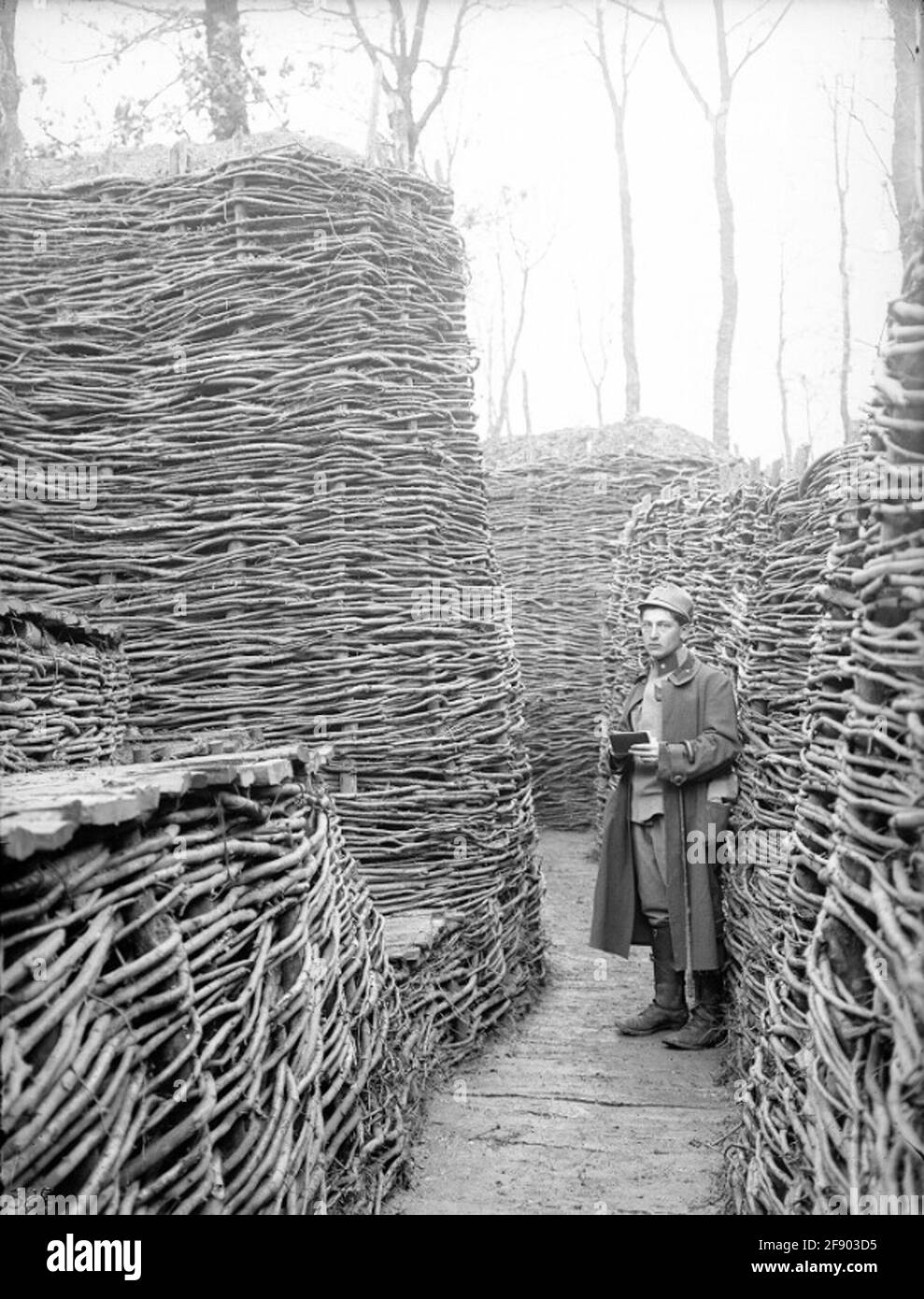 Soldat in einem Graben Osteuropa; Fotograf: 2. Armée. Stockfoto