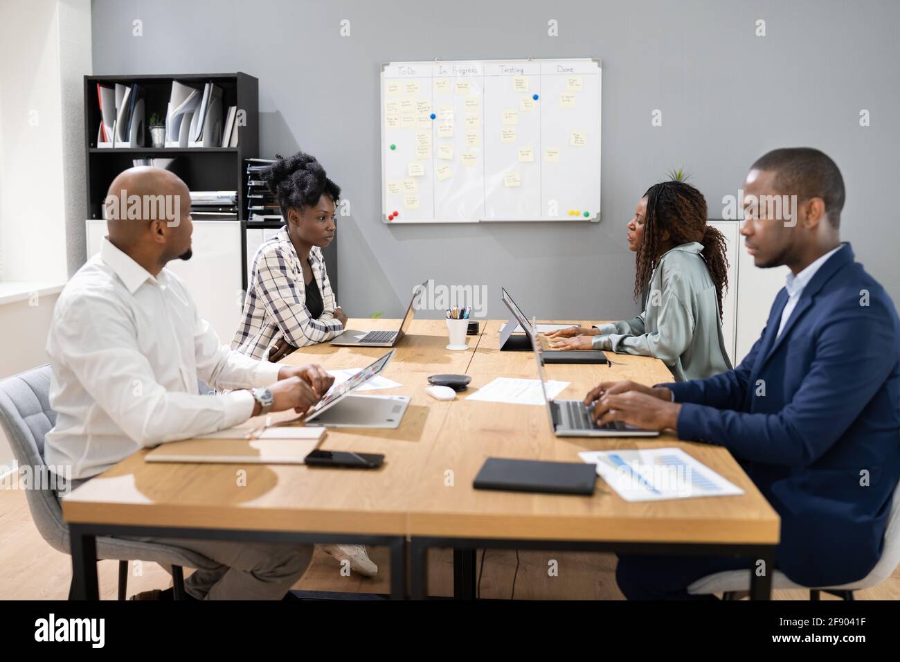 Geschäftstreffen Der Afrikanischen Gruppe Im Konferenzraum Stockfoto