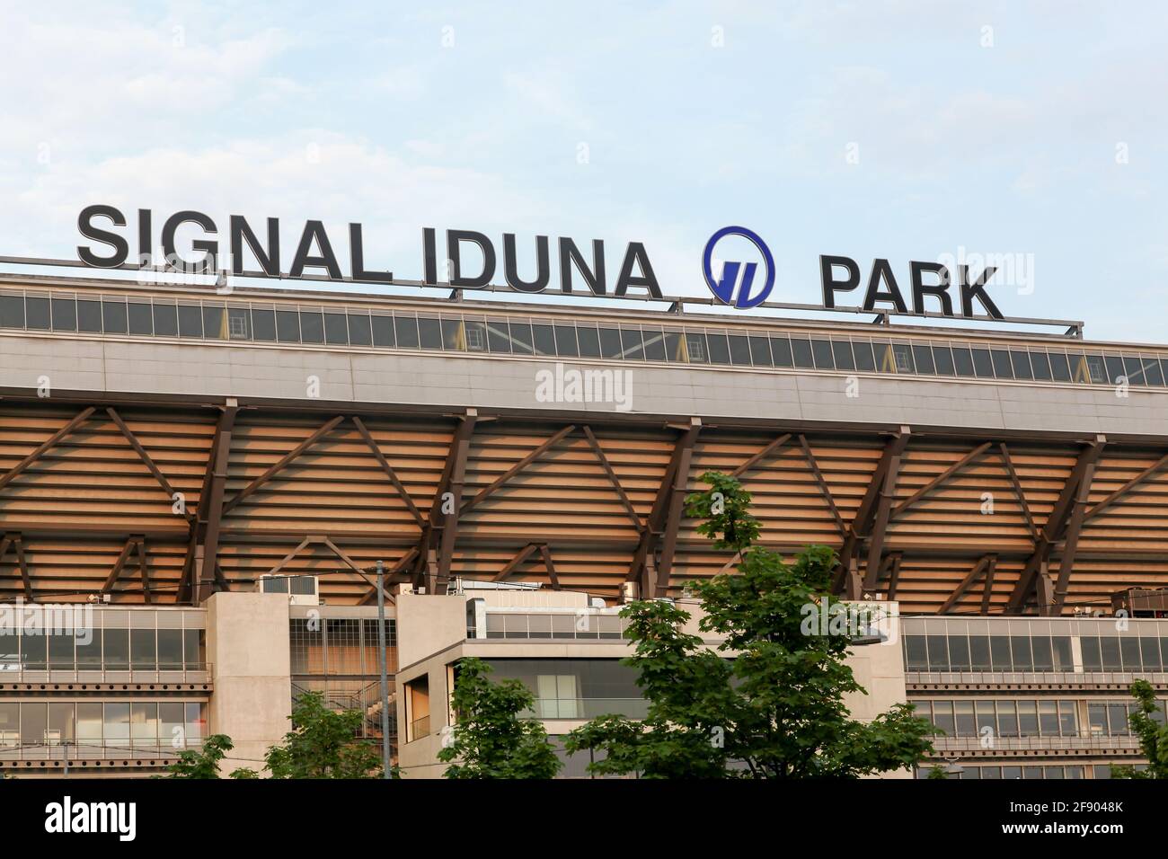 Dortmund, Deutschland - 24. Juli 2016: Der Signal Iduna Park ist ein Fußballstadion in Dortmund, das die Heimat von Borussia Dortmund ist Stockfoto