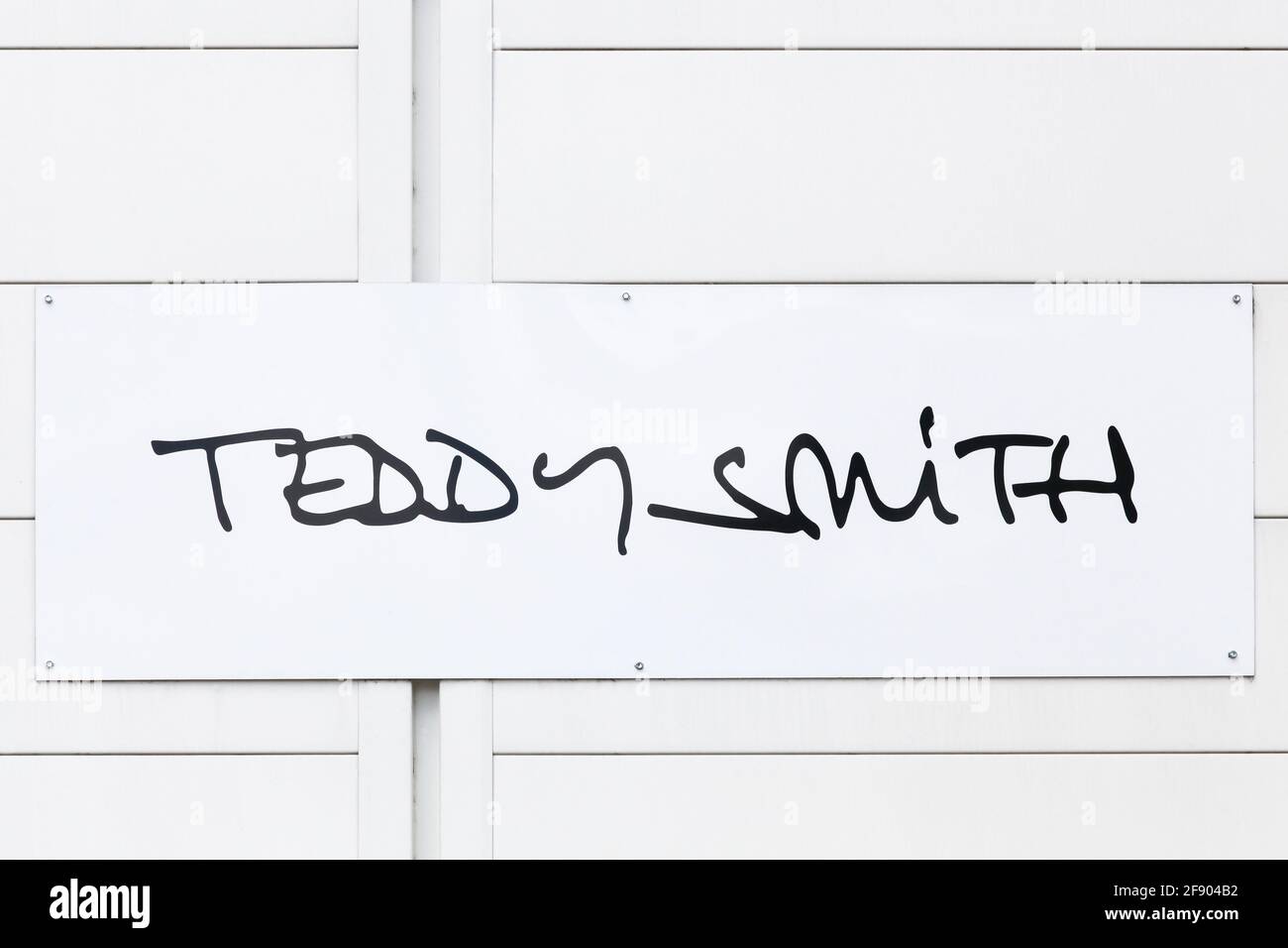 Saint Egreve, Frankreich - 16. Juni 2019: Teddy Smith-Logo an der Wand. Teddy Smith ist eine französische Marke, die sich auf Jeans, Kleidung und Accessoires spezialisiert hat Stockfoto