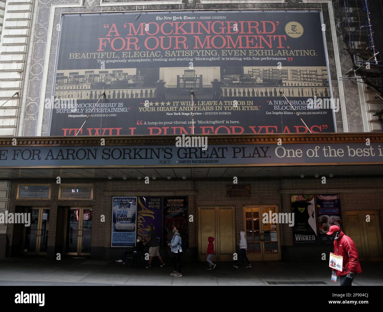 New York, Usa. April 2021. Der Eintritt zur Broadway-Show „To Kill a Mockingbird“ von Aaron Sorkin bleibt am Donnerstag, dem 15. April 2021, im Shubert Theater am Times Square in New York City geschlossen. Die Broadway-Shows, die seit März 2020 aufgrund der COVID-Pandemie geschlossen wurden, werden im Mai 2021 wieder eröffnet. Foto von John Angelillo/UPI Credit: UPI/Alamy Live News Stockfoto