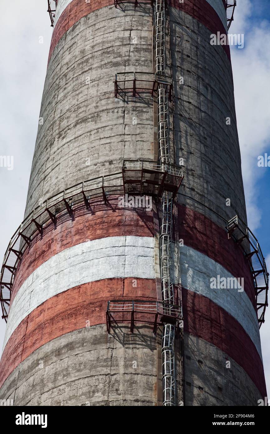 Ekibastuz, Kasachstan. WÄRMEKRAFTWERK GRES-1. Nahaufnahme des Rauchstapels aus Beton. Stockfoto
