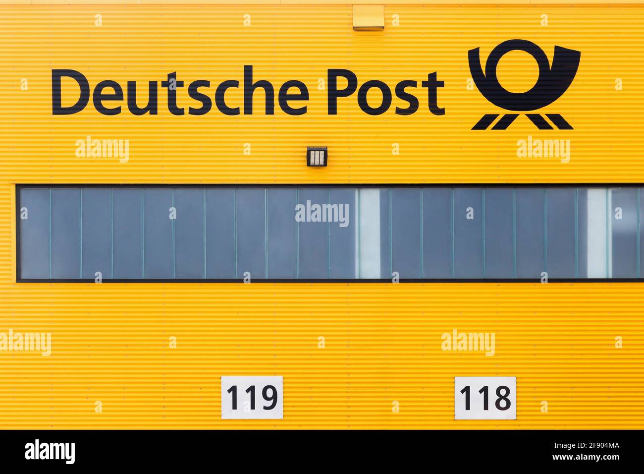 Kamen, Deutschland - 22. Juli 2018: Deutsches Postlager mit dem Namen Deutsche Post. Deutsche Post unter dem Handelsnamen Deutsche Post DHL Stockfoto