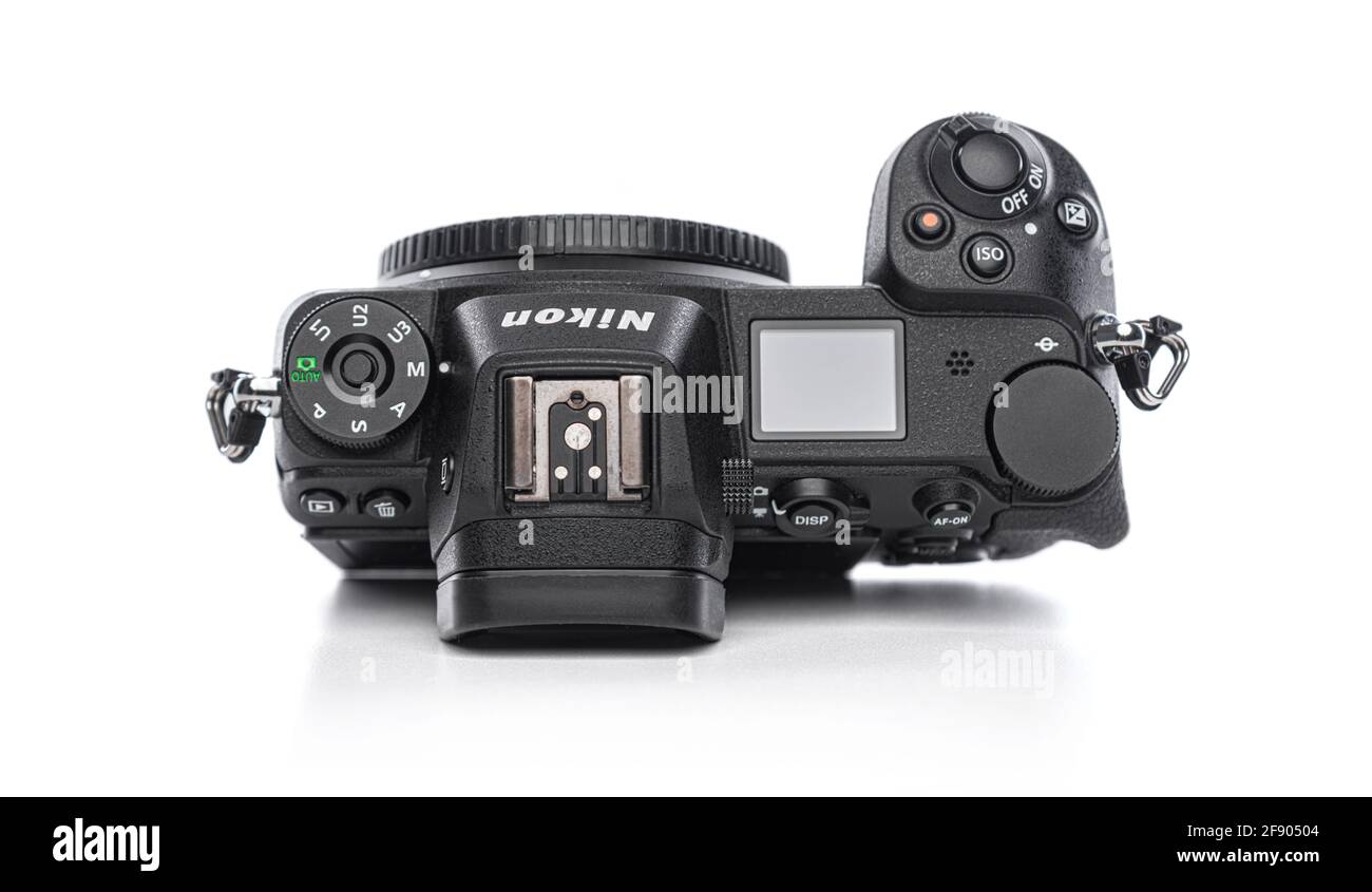 Nikon Z7 erste spiegellose Kamera ohne Objektiv der Firma Nikon auf weißem Hintergrund. Stockfoto