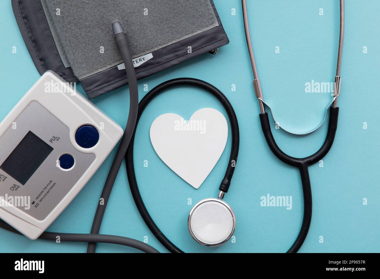 Blutdruckmessgerät mit Stethoskop auf blauem Display Hintergrund Stockfoto