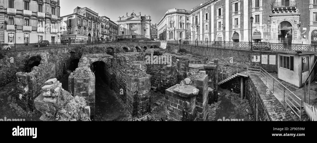 Piazza Stesicoro und römisches Amphitheater, Catania, Sizilien, Italien Stockfoto