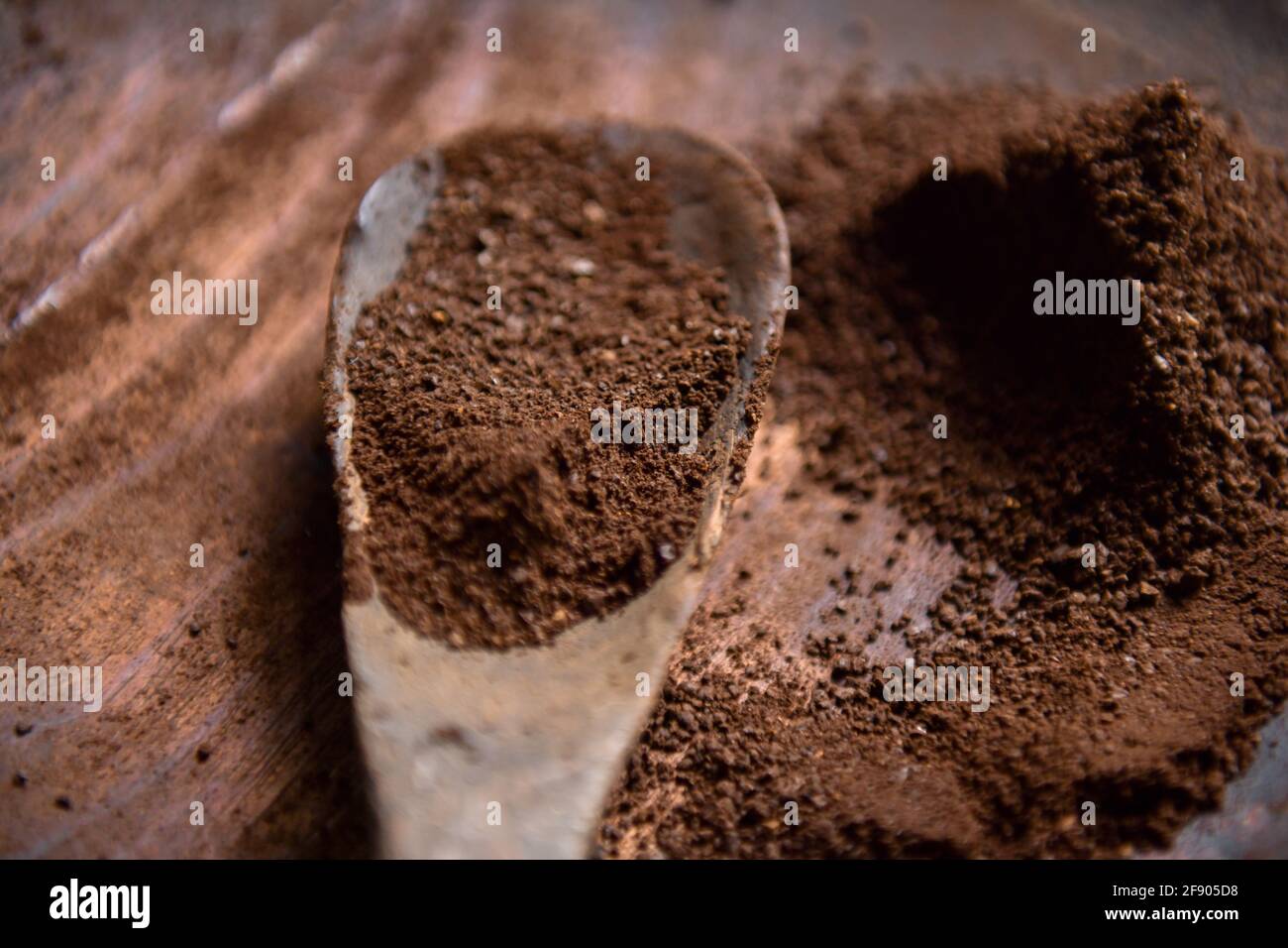 Nahaufnahme eines Holzlöffels mit geröstetem Kaffeebohnenpulver Stockfoto