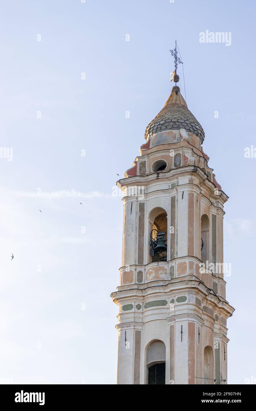 Kirchturm des kleinen italienischen Parich Pompeiana bei Sonnenuntergang Stockfoto