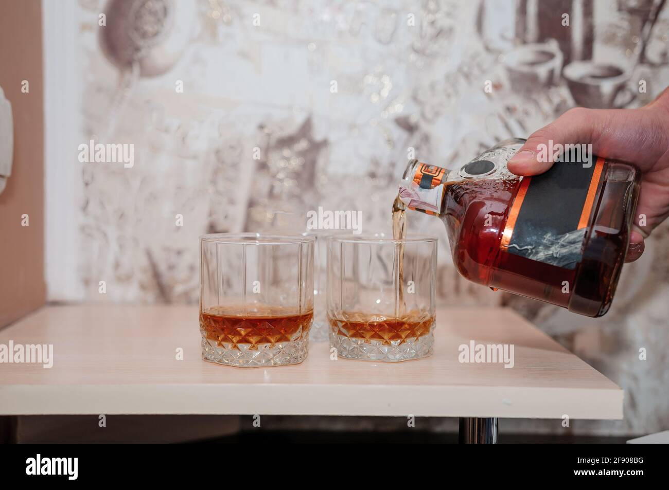 Flasche und Gläser mit Cognac auf dem Tisch Stockfoto