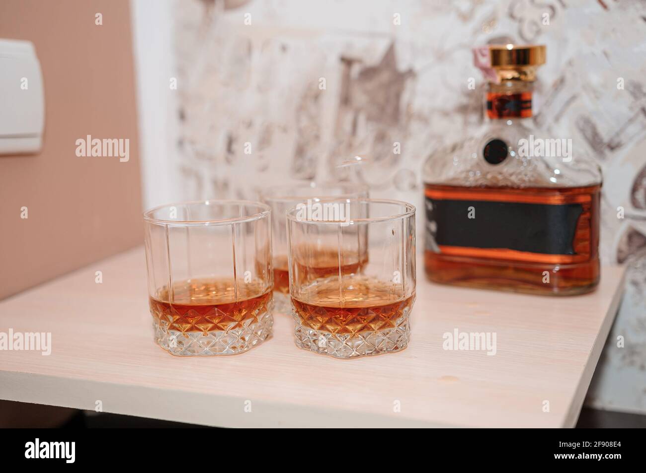 Flasche und Gläser mit Cognac auf dem Tisch Stockfoto