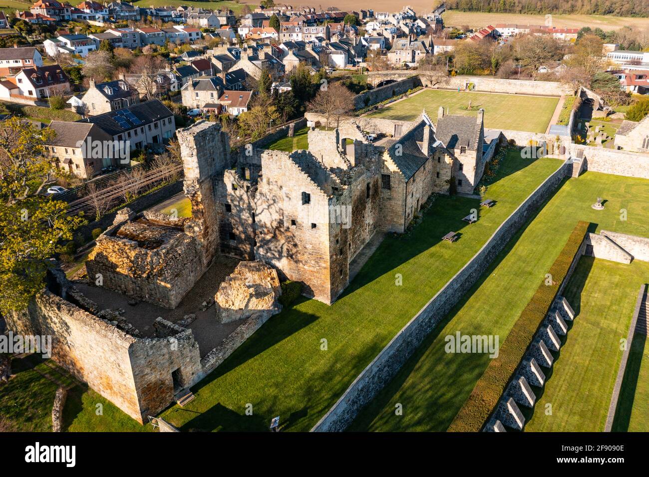 Luftaufnahme von der Drohne von Aberdour Castle und Garten in Aberdour, Fife, Schottland, Großbritannien Stockfoto