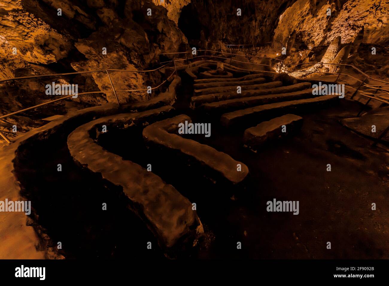 Amphitheater für Ranger spricht auf dem Big Room Trail tief unter der Erde im Carlsbad Caverns National Park, New Mexico, USA Stockfoto