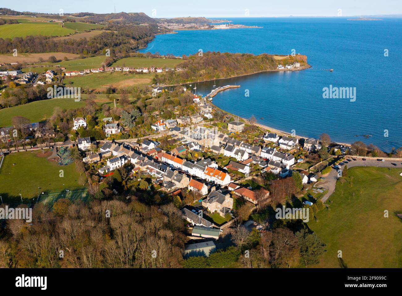 Luftaufnahme von der Drohne von Aberdour, Fife, Schottland, Großbritannien Stockfoto