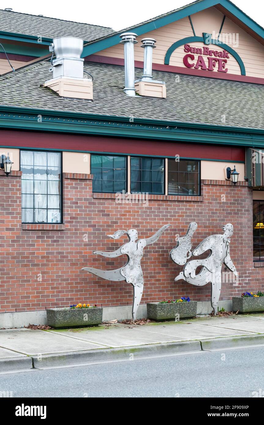 Vor dem Sunbreak Café in Auburn, Washington, befinden sich flache, polierte Edelstahlskulpturen. Stockfoto