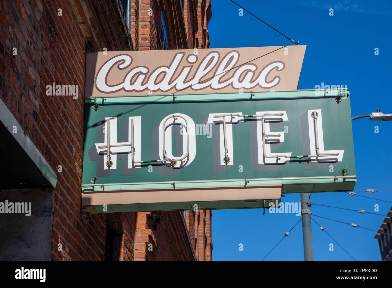 Cadillac Hotel Vintage Neon Schild vor blauem Himmel in Seattle, WA Stockfoto