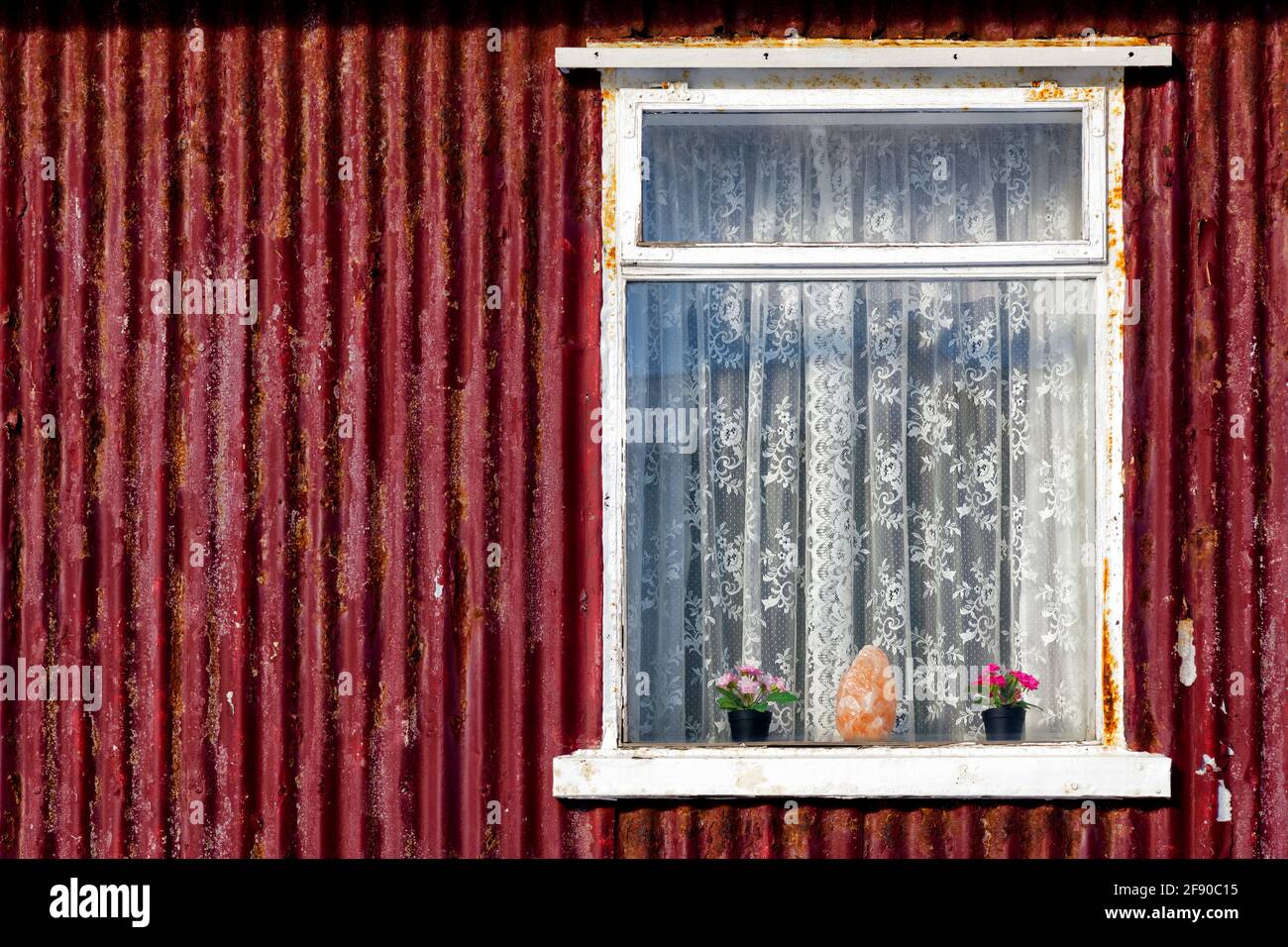 Fenster und Fassade des roten Holzhauses, Siglufjordur, Island Stockfoto