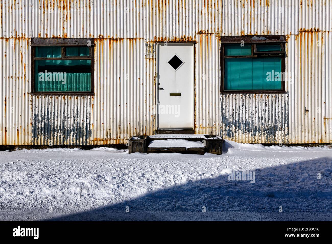 Außenansicht des Hauses mit Fenstern und Haustür im Winter, Siglufjordur, Island Stockfoto