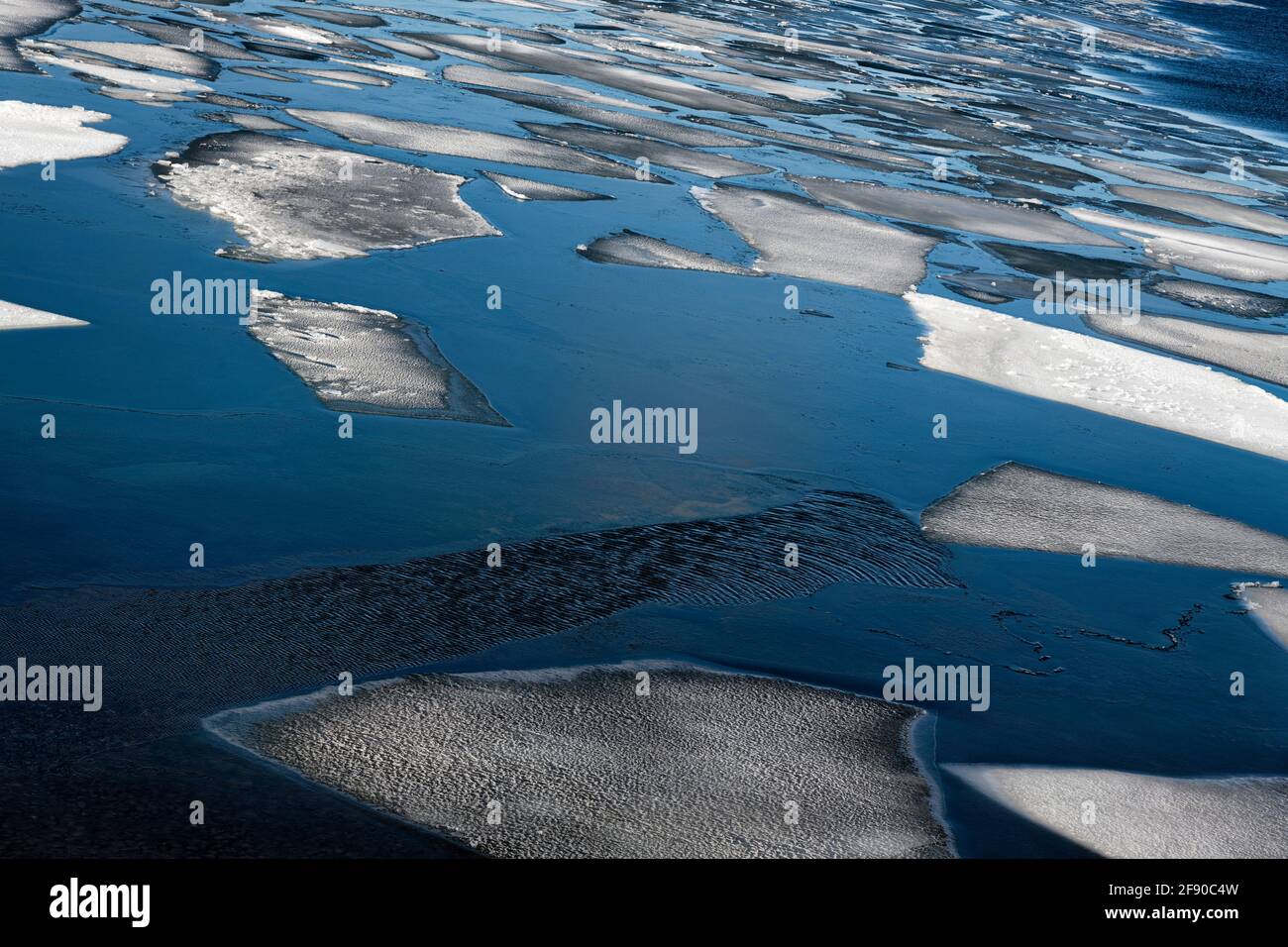 Eis schwimmt auf blauem Wasser, Island Stockfoto