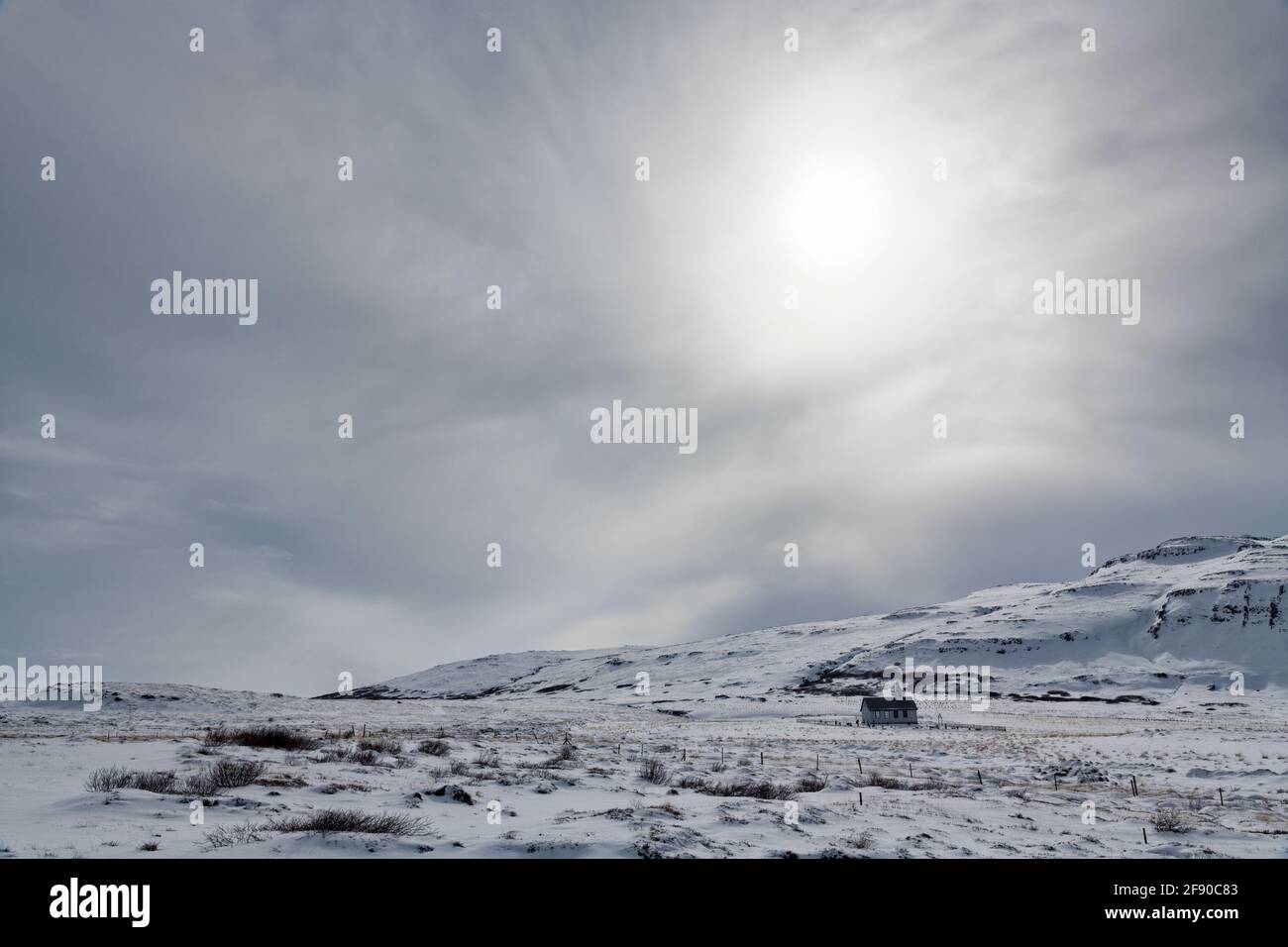 Schneebedeckte Winterlandschaft mit Hügel, Island Stockfoto
