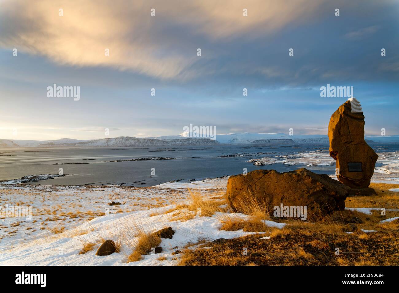 Felsbrocken in der Winterlandschaft, Island Stockfoto
