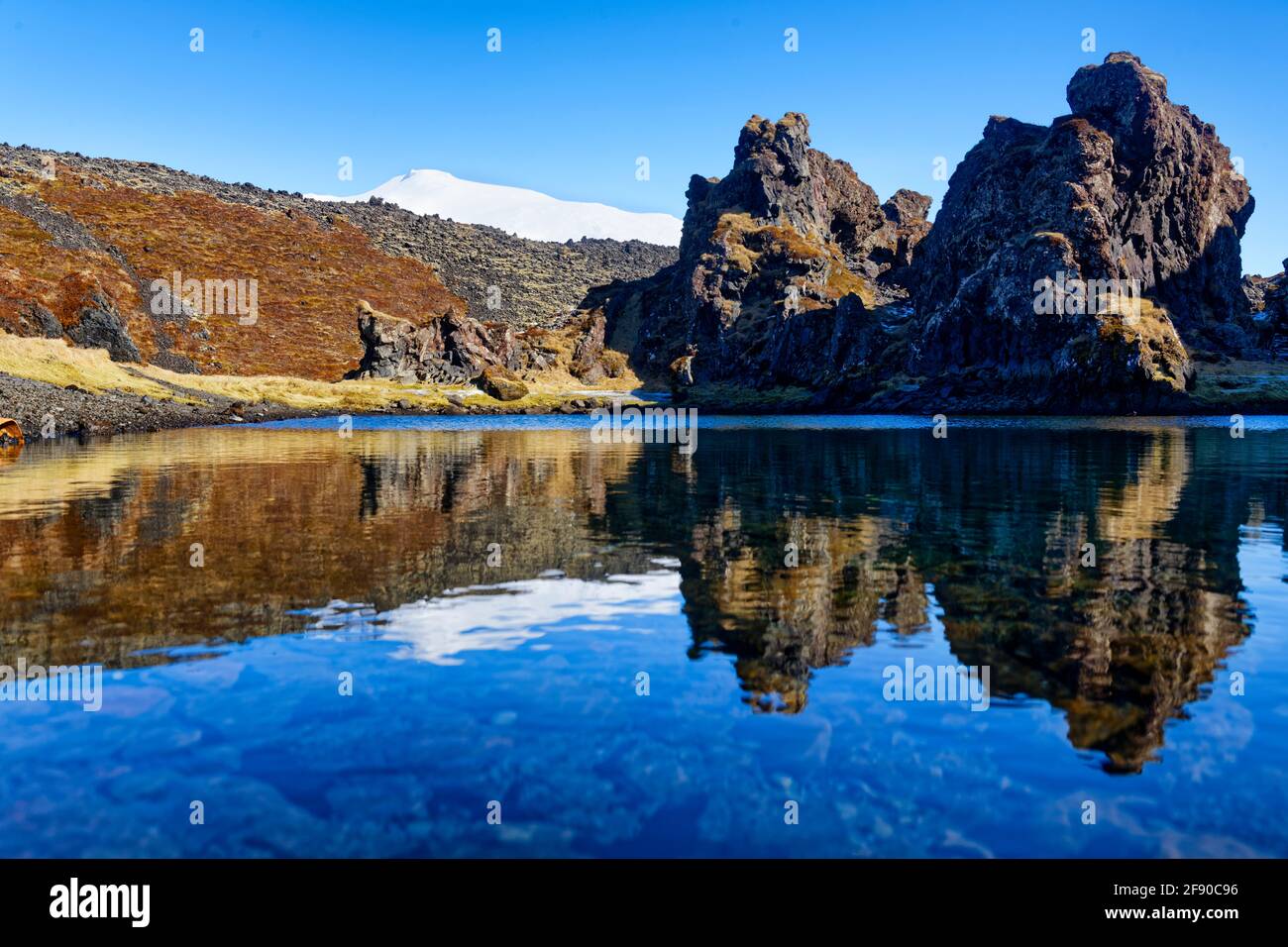 Hügel- und Felsformationen, die sich im Wasser spiegeln, Island Stockfoto