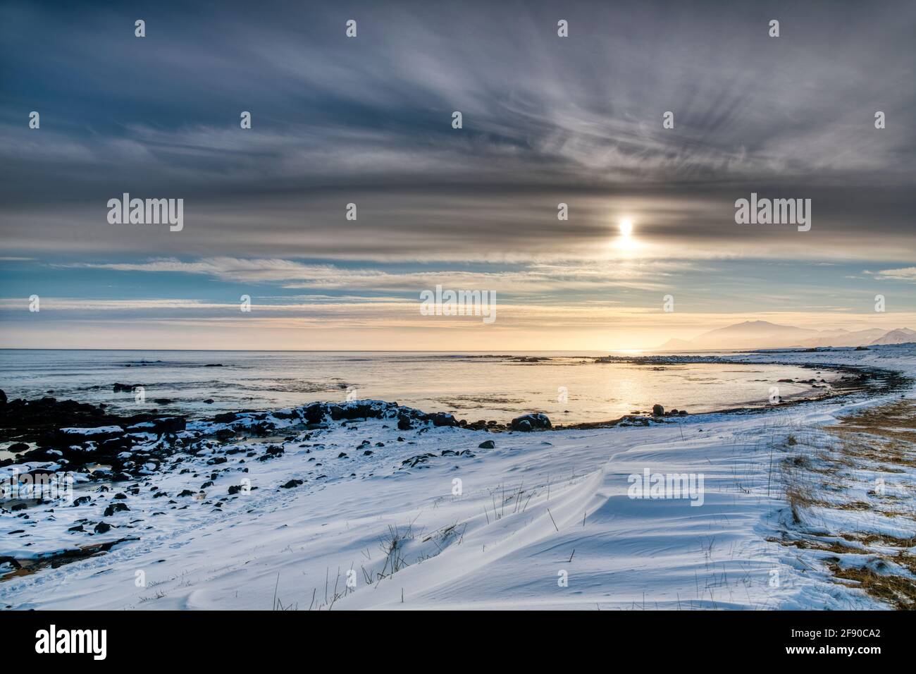 Küste im Winter bei Sonnenaufgang, Island Stockfoto