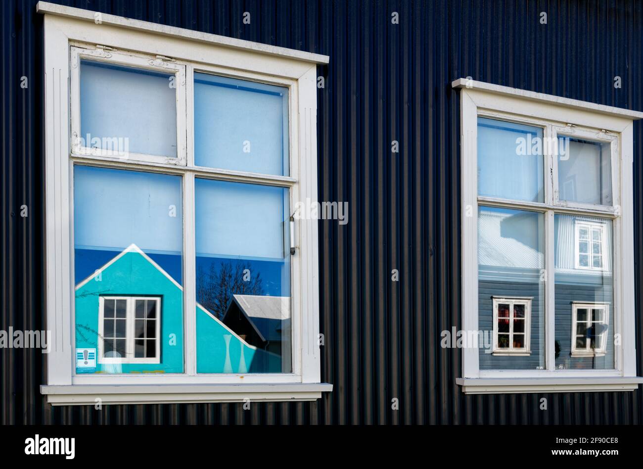 Häuser, die sich in den Fenstern spiegeln, Reykjavik, Island Stockfoto