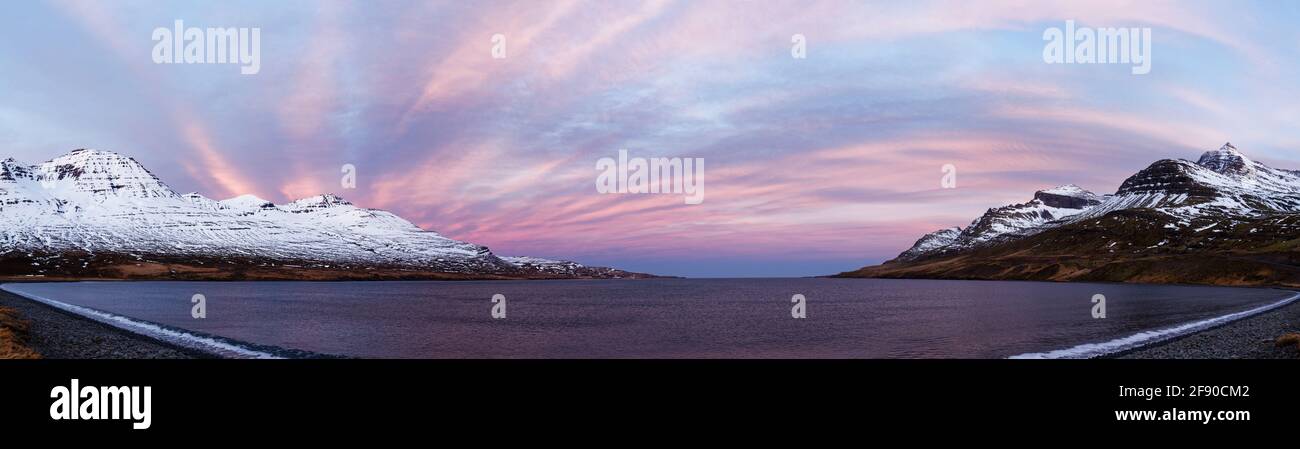 Rosafarbener Himmel bei Sonnenuntergang über der Küste, Island Stockfoto