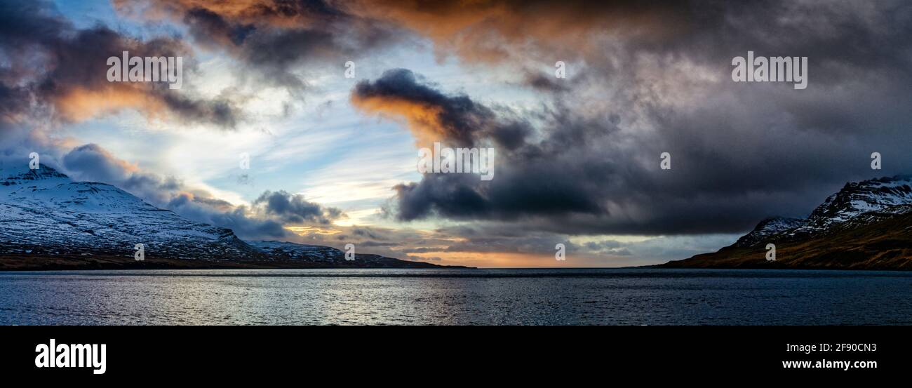 Moody Himmel bei Sonnenuntergang über Küste, Island Stockfoto