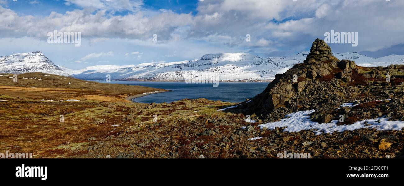 Braune karge Landschaft mit Küste und Hügeln, Island Stockfoto
