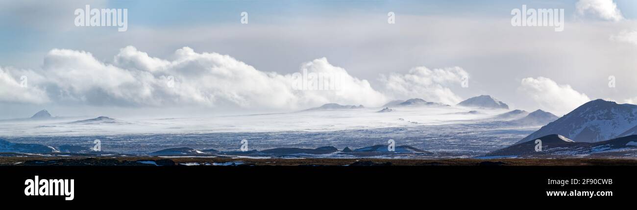 Karge weiße schneebedeckte Landschaft, Island Stockfoto