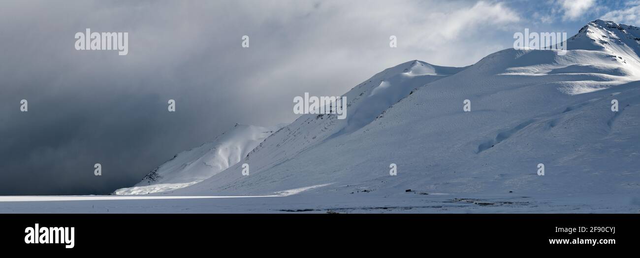 Landschaft mit schneebedeckten Hügeln, Island Stockfoto