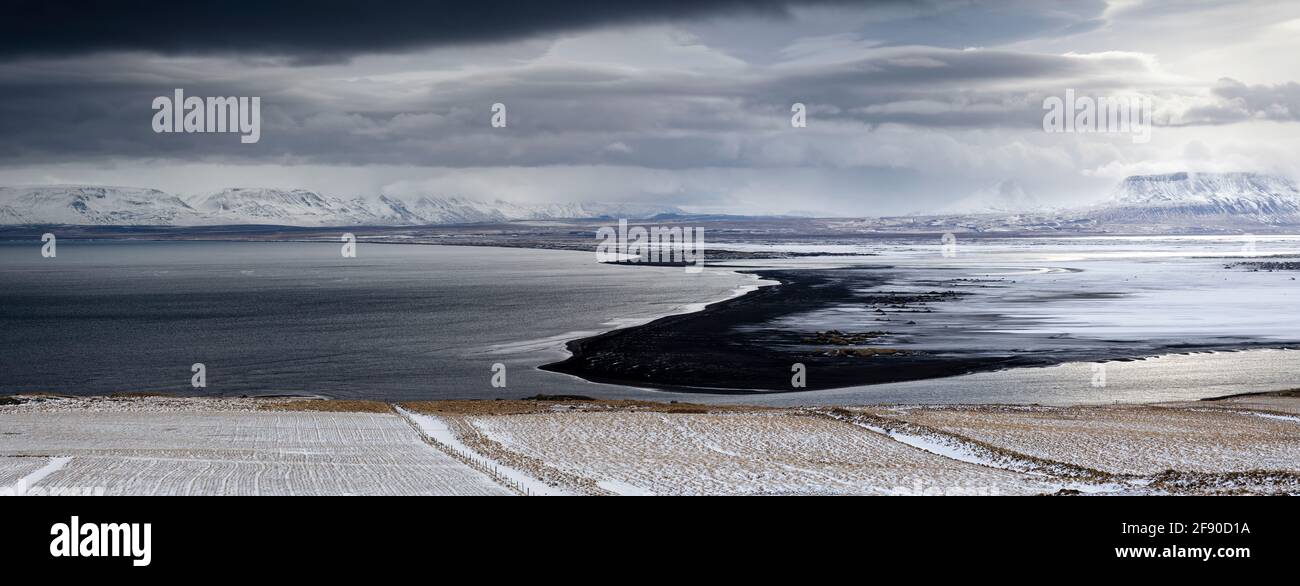Küstenlandschaft mit gefrorenem Meer, Island Stockfoto