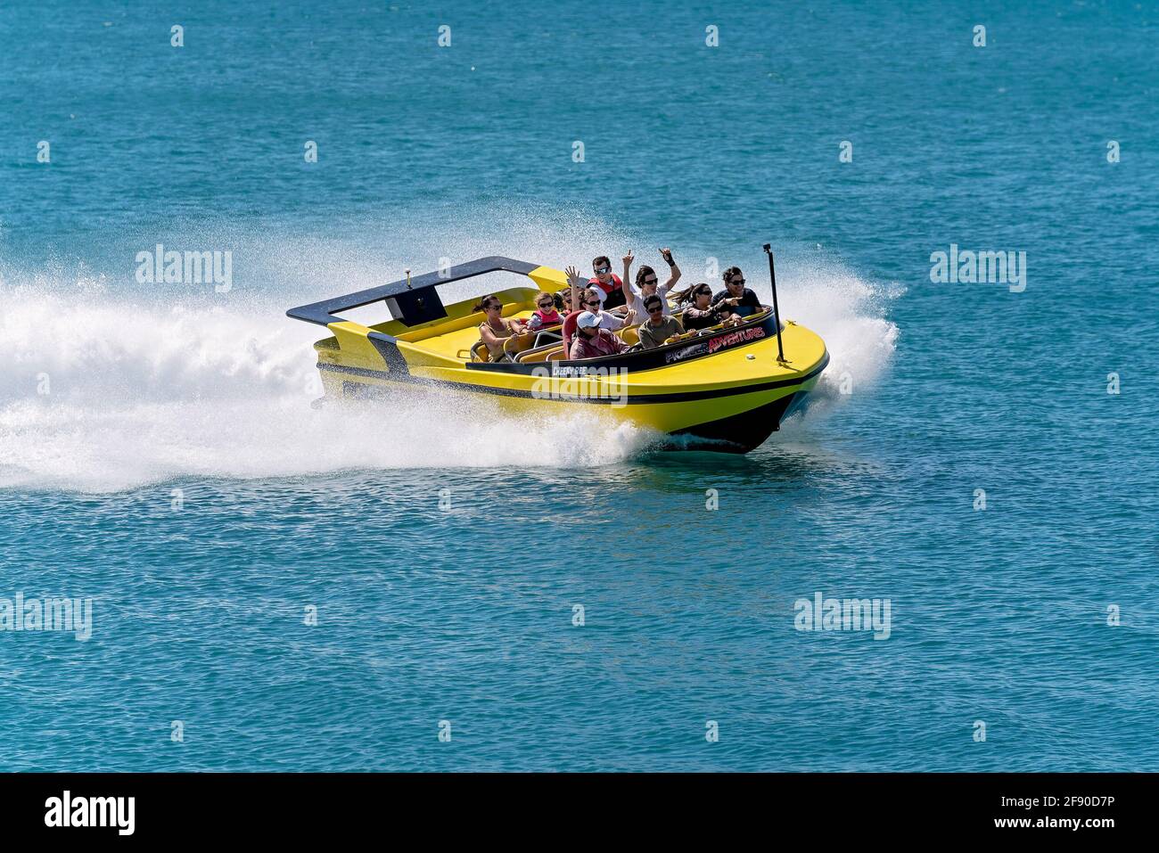 Airlie Beach, Queensland, Australien - 2021. April: Passagiere, die Spaß bei einer Jetboot-Adrenalinfahrt auf dem Meer bei Whitsundays haben Stockfoto
