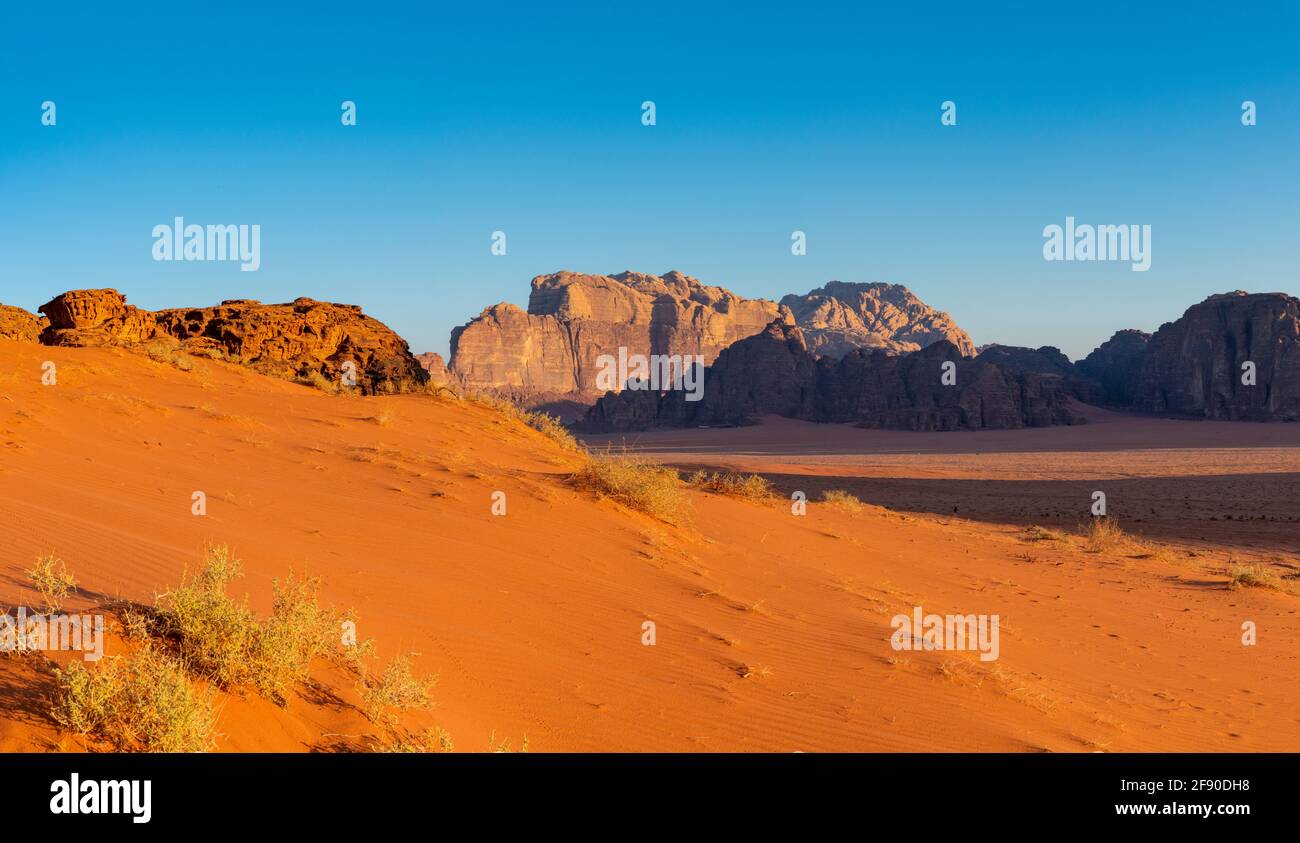 Landschaft mit Wüste und Felsformationen, Wadi Rum, Jordanien Stockfoto