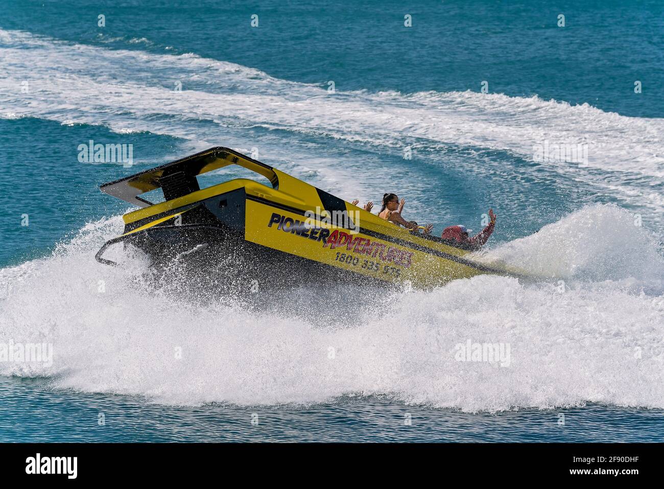 Airlie Beach, Queensland, Australien - 2021. April: Passagiere, die Spaß bei einer Jetboot-Adrenalinfahrt auf dem Meer bei Whitsundays haben Stockfoto