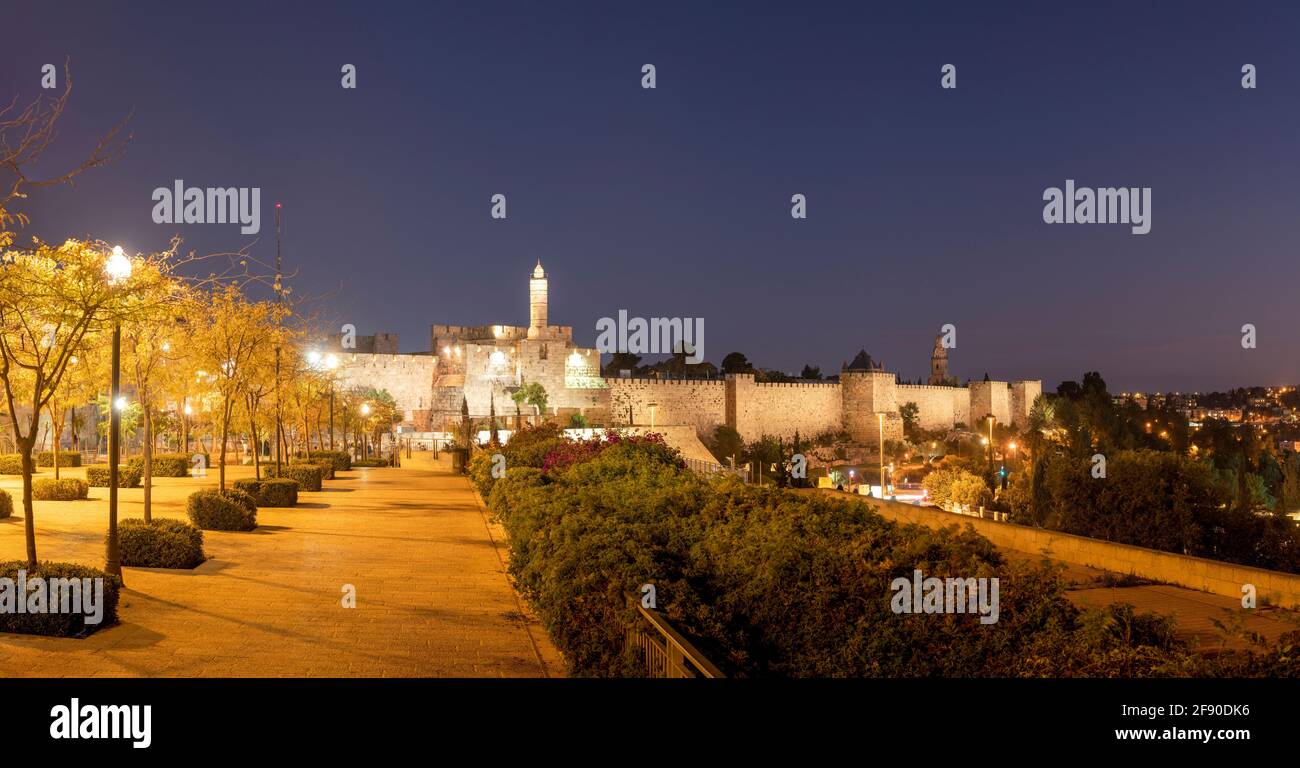 Mauern der Altstadt von Jerusalem in der Nacht, Jerusalem, Israel Stockfoto