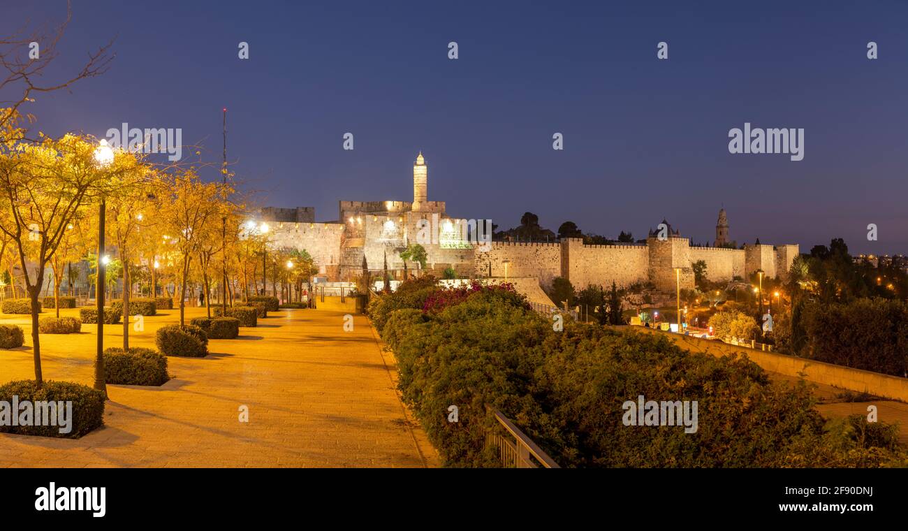 Mauern der Altstadt von Jerusalem in der Nacht, Jerusalem, Israel Stockfoto