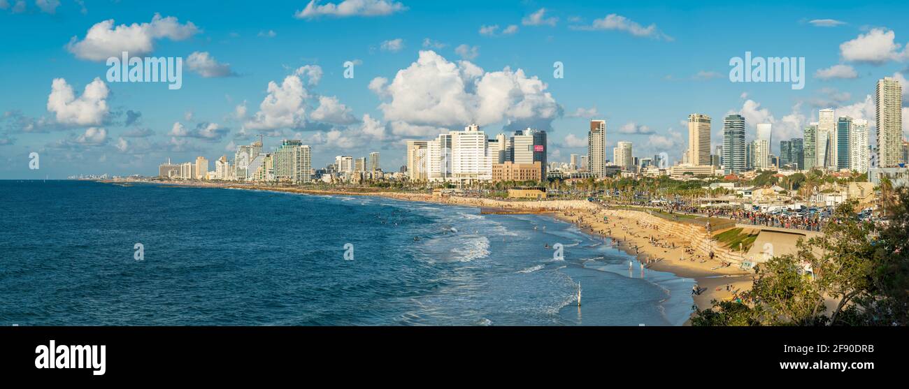 Skyline von Tel Aviv mit Wolkenkratzern und Jaffa Beach, Israel Stockfoto